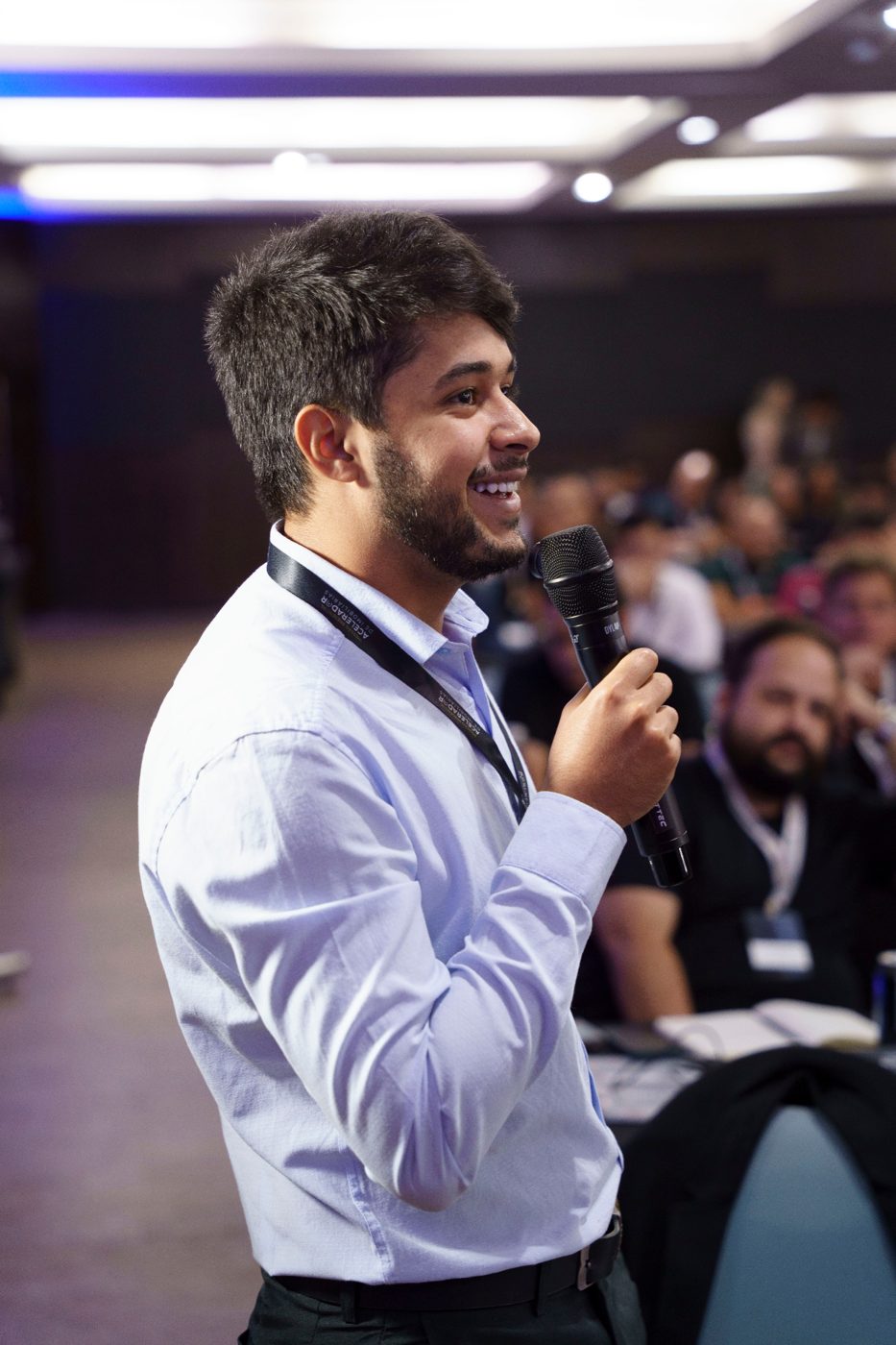Felipe Galvão falando em evento do mercado imobiliário